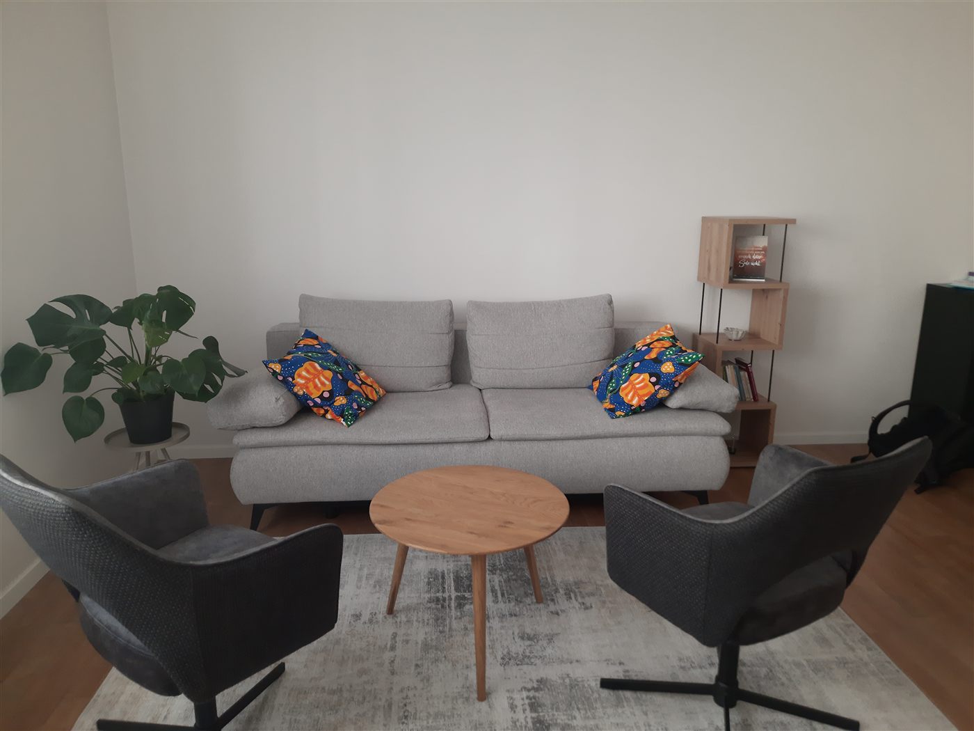 Therapieraum der Praxis Maier-Plos in der Krenngasse 8, Graz – gemütliche Atmosphäre mit Sofa und Sesseln